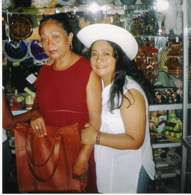 con su madre en Monsefú Perú
